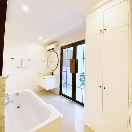 Loewys Home Tanjung Duren Jakarta Barat Exterior photo