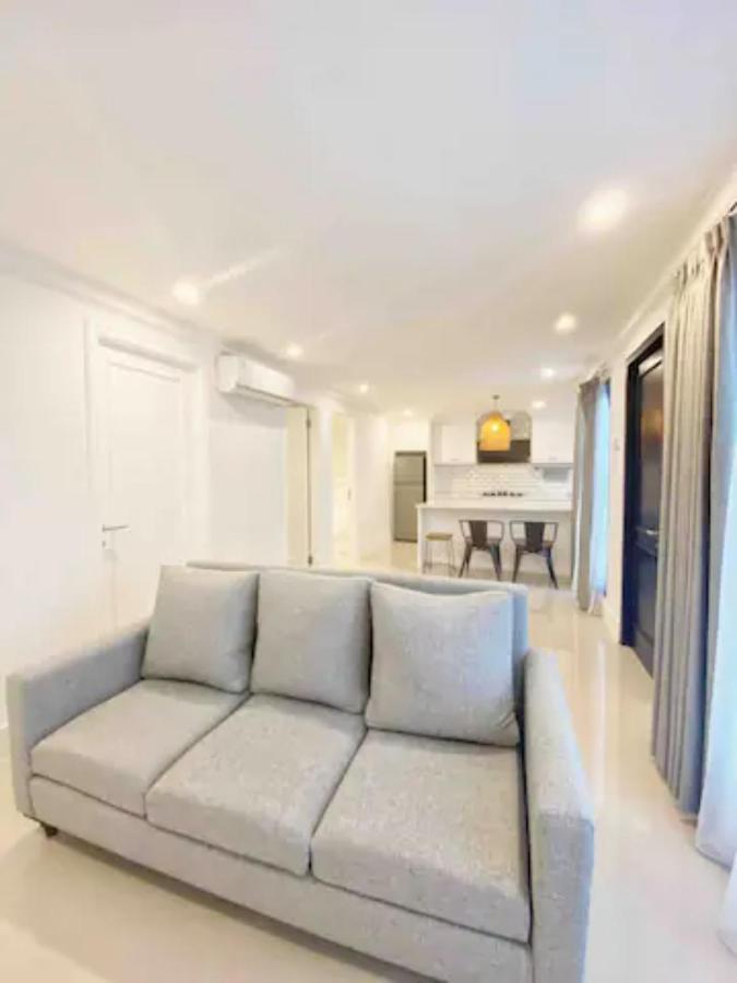 Loewys Tanjung Duren Barat Guest house